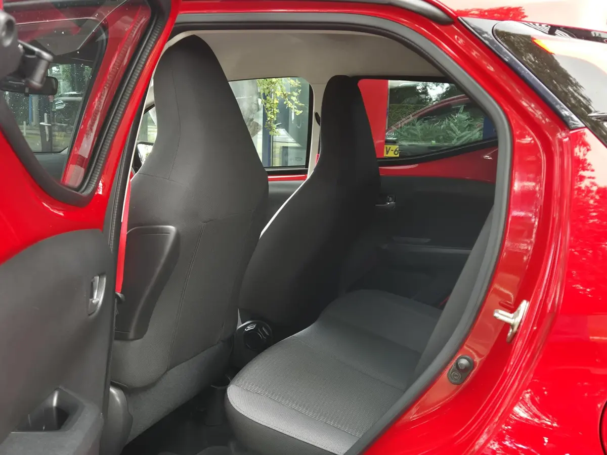 1.0 VVT-i x-joy | Navigatie via Apple Carplay | Climate Control | Parkeercamera | Licht metalen velgen
