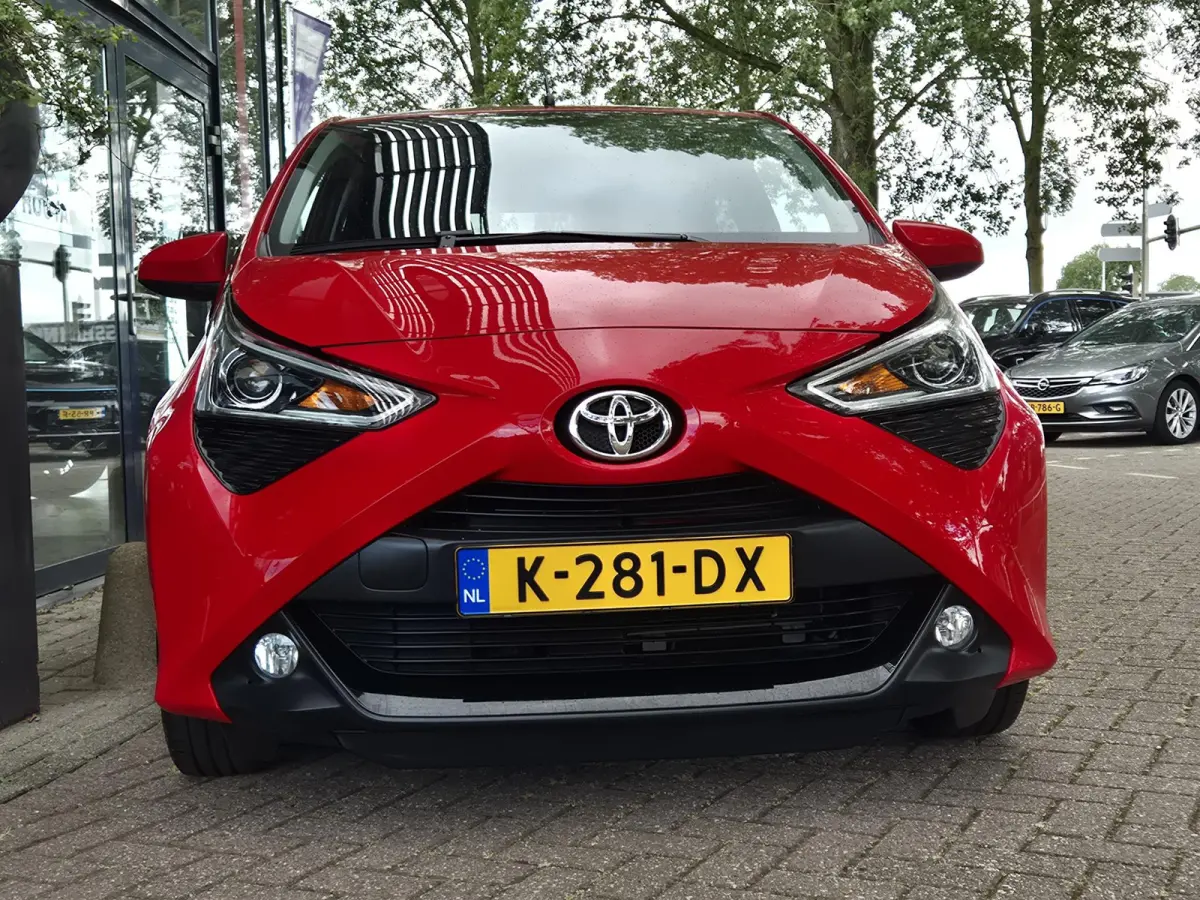 1.0 VVT-i x-joy | Navigatie via Apple Carplay | Climate Control | Parkeercamera | Licht metalen velgen