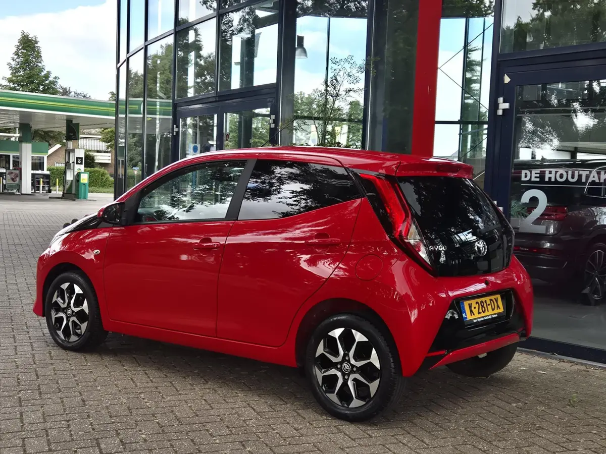 1.0 VVT-i x-joy | Navigatie via Apple Carplay | Climate Control | Parkeercamera | Licht metalen velgen