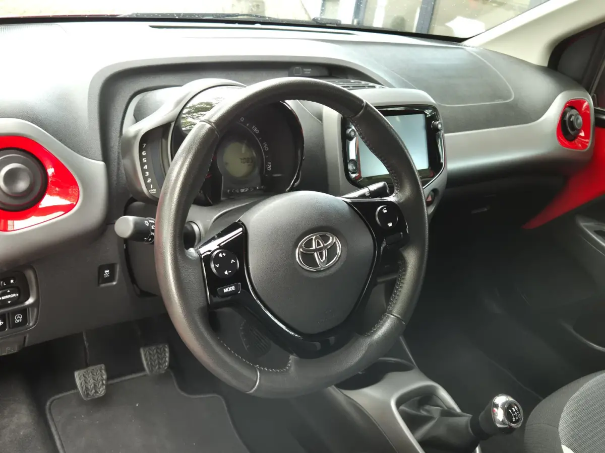 1.0 VVT-i x-joy | Navigatie via Apple Carplay | Climate Control | Parkeercamera | Licht metalen velgen