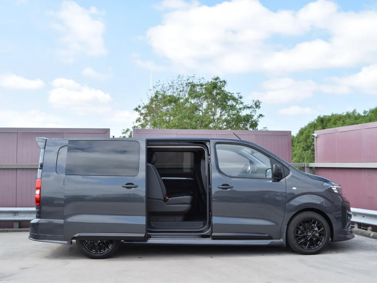 Vivaro-e 75kWh | STX Sport | Mooiste  bus van NL (!) | Lederen bekleding | Spoilerpakket | 18 inch Lichtmetalen velgen | Dynamic Comfort NAV Pakket | Winterpakket | 2x schuifdeur | Betimmeri