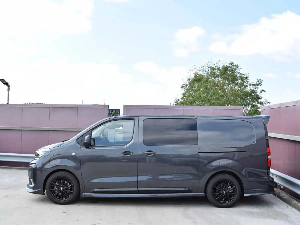 Vivaro-e 75kWh | STX Sport | Mooiste  bus van NL (!) | Lederen bekleding | Spoilerpakket | 18 inch Lichtmetalen velgen | Dynamic Comfort NAV Pakket | Winterpakket | 2x schuifdeur | Betimmeri