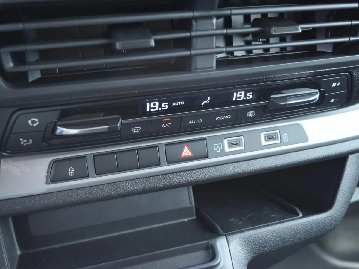 Vivaro-e 75kWh | STX Sport | Mooiste  bus van NL (!) | Lederen bekleding | Spoilerpakket | 18 inch Lichtmetalen velgen | Dynamic Comfort NAV Pakket | Winterpakket | 2x schuifdeur | Betimmeri