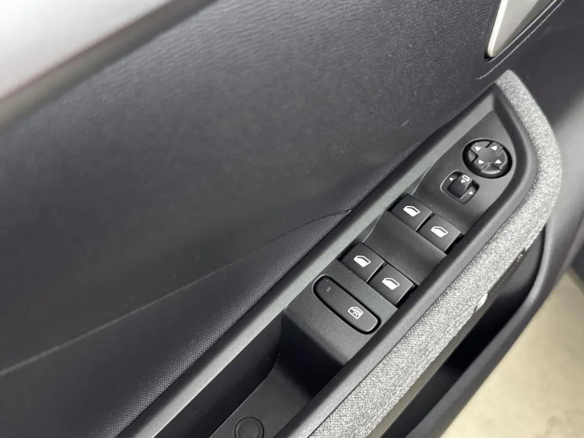 SUV 136 pk Hybrid Automaat GS | Camera | Navigatie | Dodehoekbewaking | Parkeersensoren | Carplay