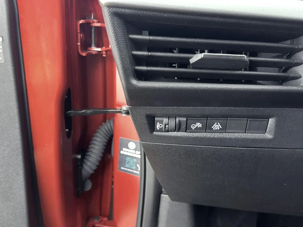 SUV 136 pk Hybrid Automaat GS | Camera | Navigatie | Dodehoekbewaking | Parkeersensoren | Carplay