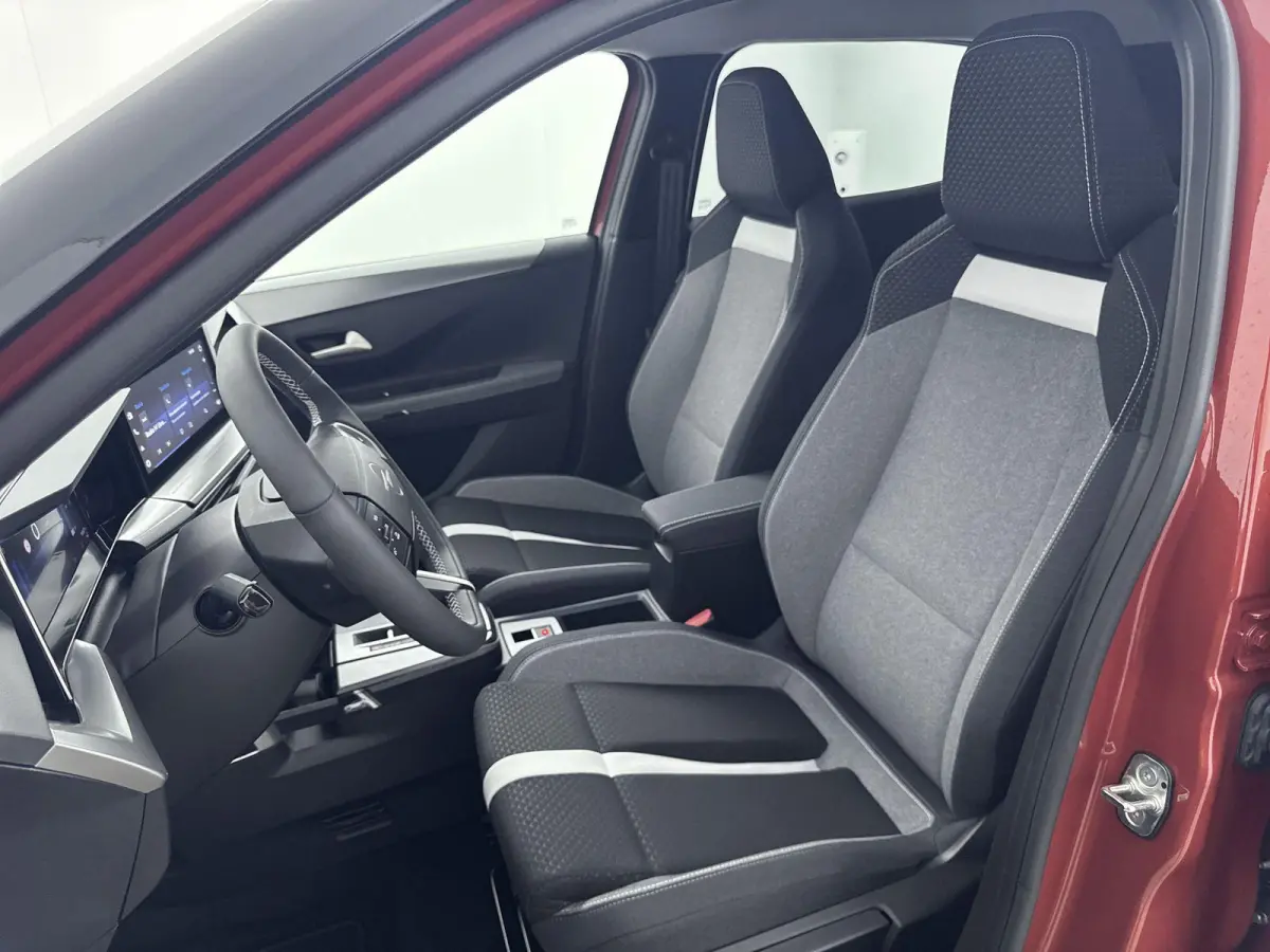 SUV 136 pk Hybrid Automaat GS | Camera | Navigatie | Dodehoekbewaking | Parkeersensoren | Carplay