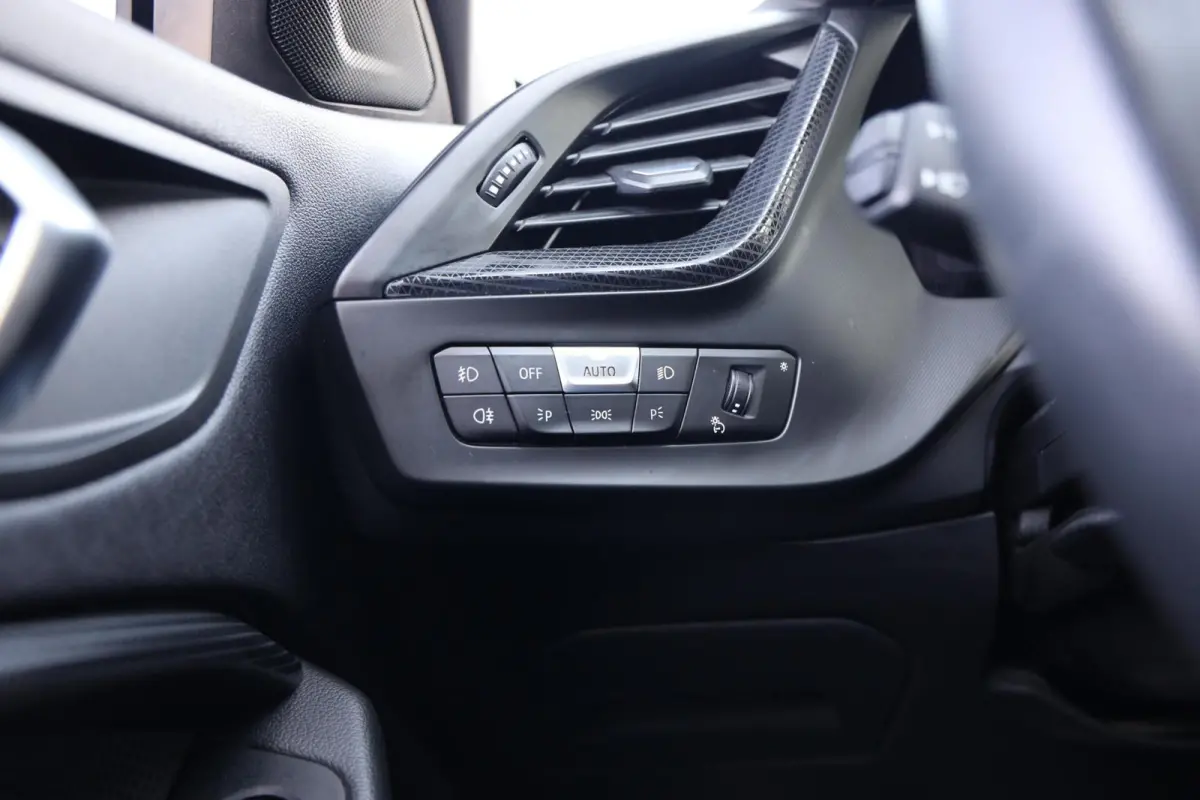 118i Business Edition|Panorama|Navi|Apple carplay/Android auto|LED|