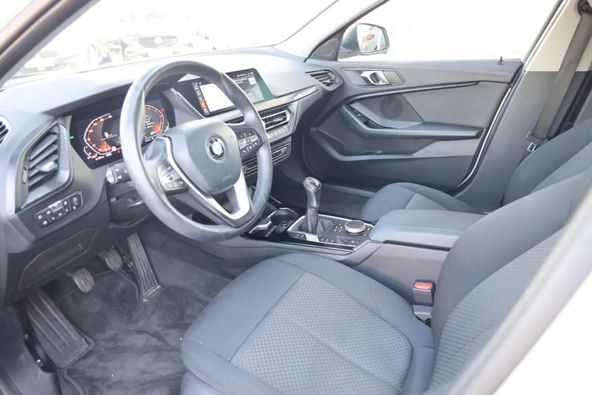 118i Business Edition|Panorama|Navi|Apple carplay/Android auto|LED|