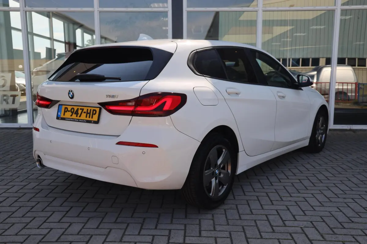 118i Business Edition|Panorama|Navi|Apple carplay/Android auto|LED|