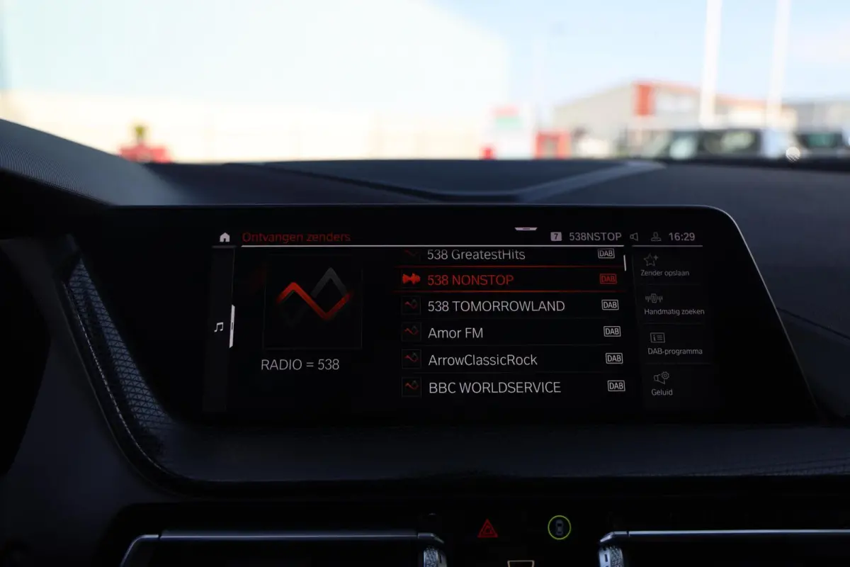 118i Business Edition|Panorama|Navi|Apple carplay/Android auto|LED|