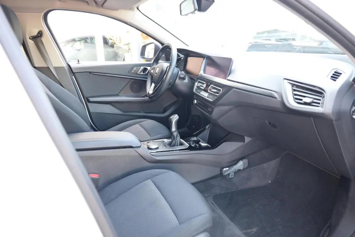 118i Business Edition|Panorama|Navi|Apple carplay/Android auto|LED|