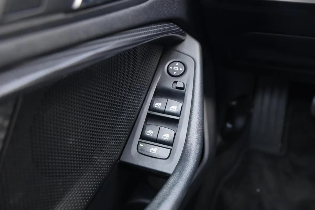 118i Business Edition|Panorama|Navi|Apple carplay/Android auto|LED|