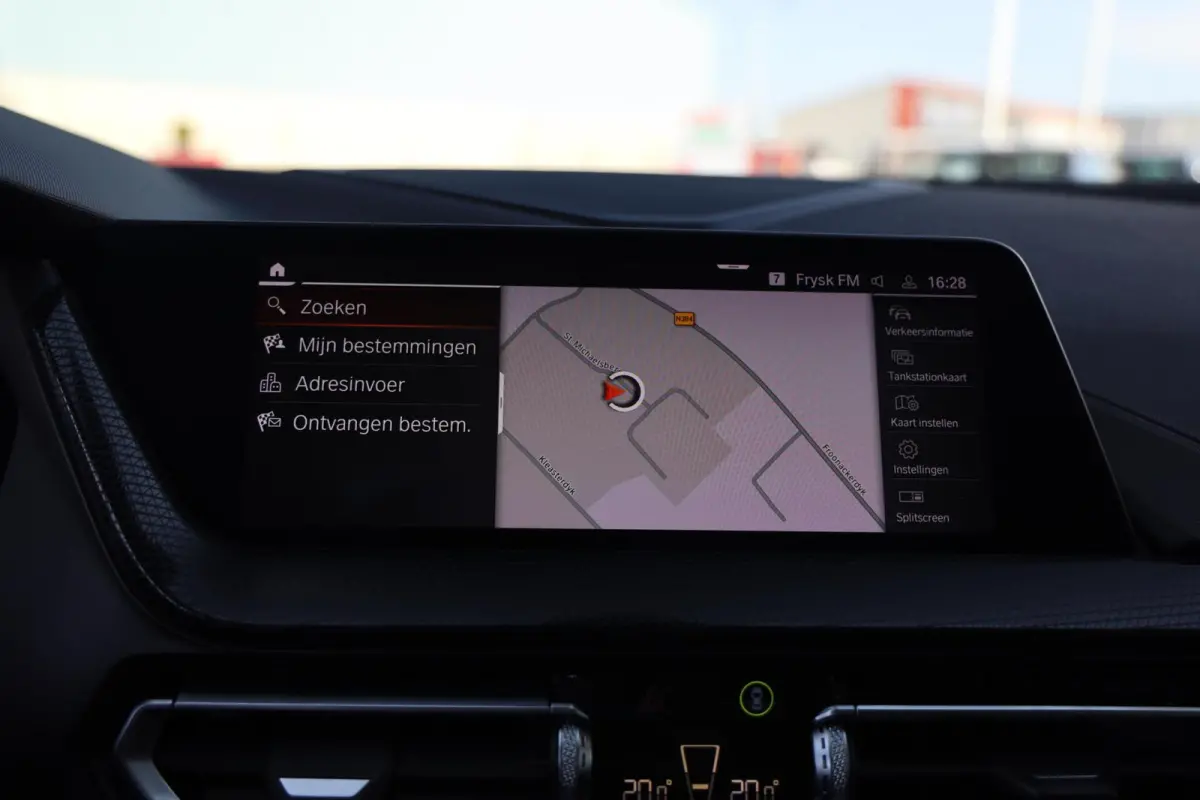 118i Business Edition|Panorama|Navi|Apple carplay/Android auto|LED|