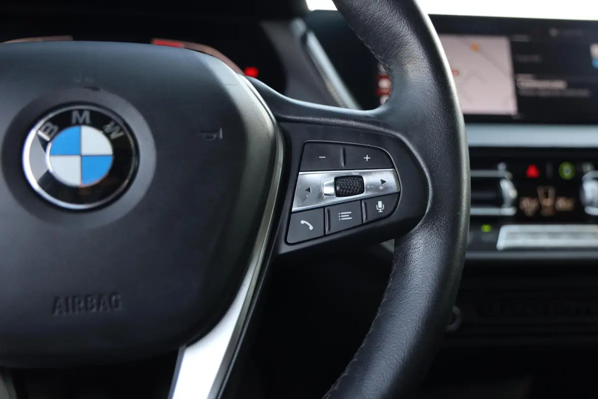 118i Business Edition|Panorama|Navi|Apple carplay/Android auto|LED|