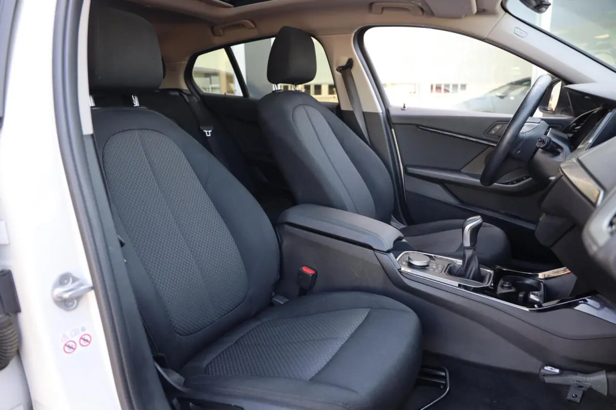 118i Business Edition|Panorama|Navi|Apple carplay/Android auto|LED|