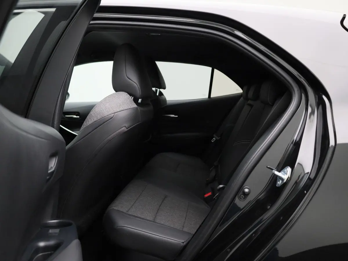 1.8 Hybrid Business Plus | Navigatie | Airco | Privacy Glass | Lichtmetalen Velgen |