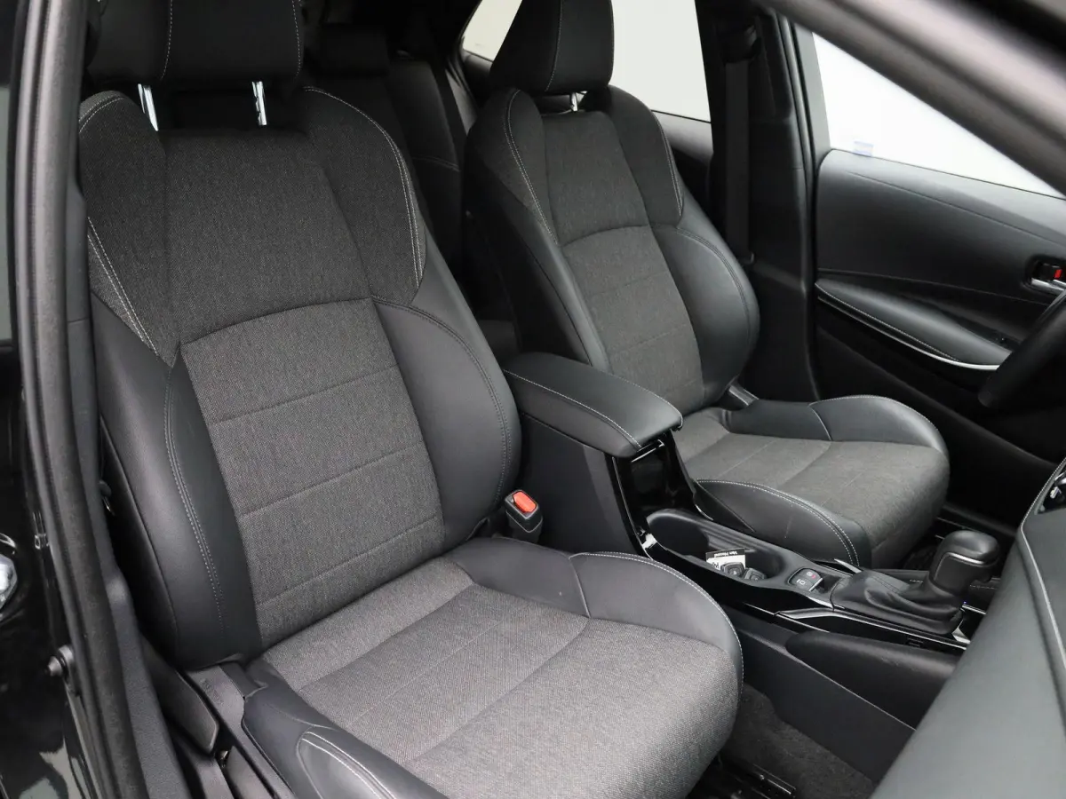 1.8 Hybrid Business Plus | Navigatie | Airco | Privacy Glass | Lichtmetalen Velgen |