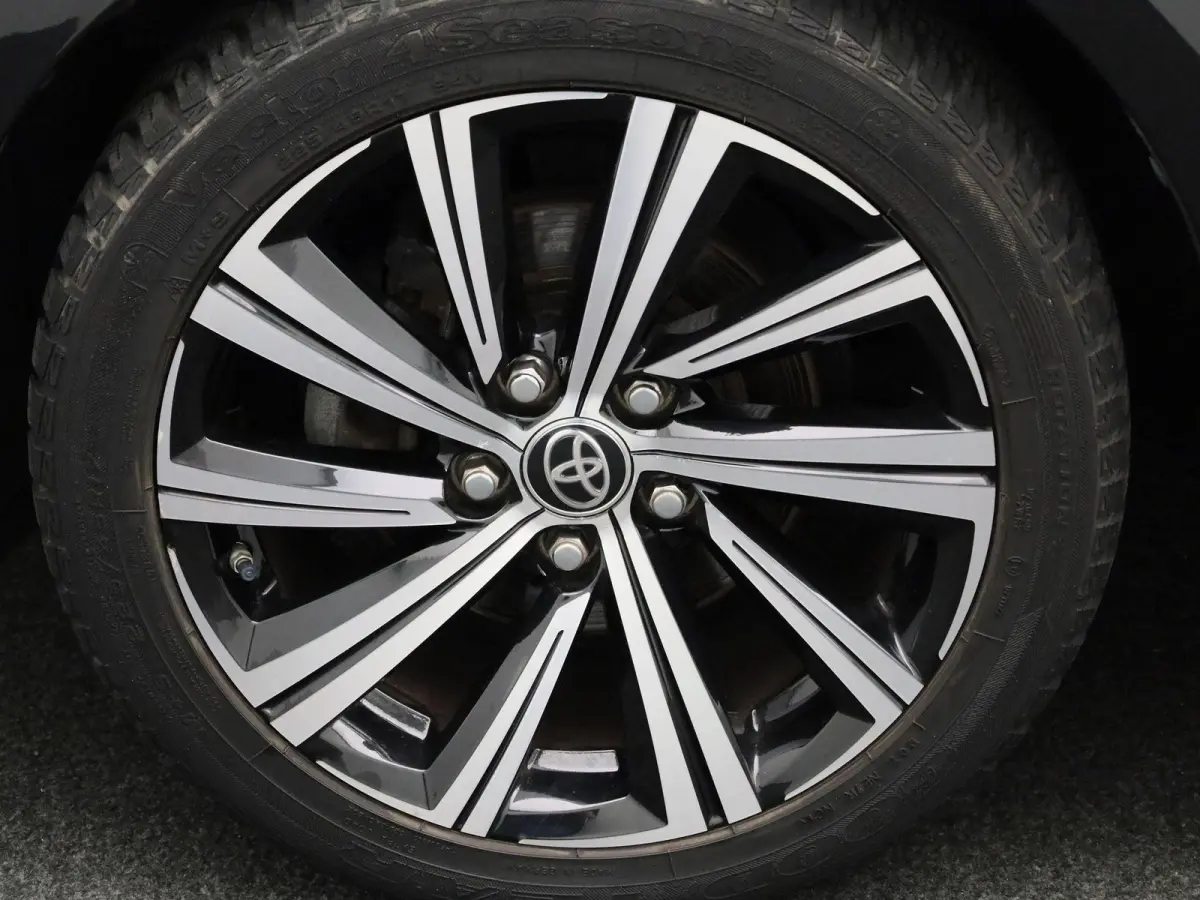 1.8 Hybrid Business Plus | Navigatie | Airco | Privacy Glass | Lichtmetalen Velgen |