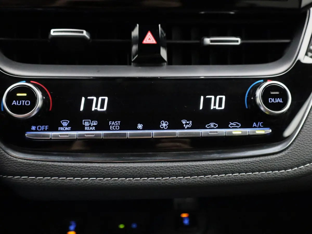 1.8 Hybrid Business Plus | Navigatie | Airco | Privacy Glass | Lichtmetalen Velgen |