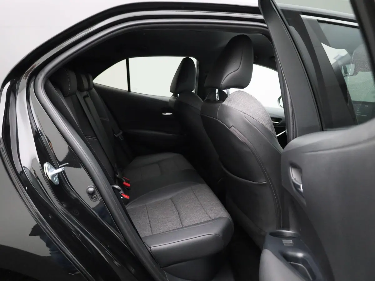 1.8 Hybrid Business Plus | Navigatie | Airco | Privacy Glass | Lichtmetalen Velgen |
