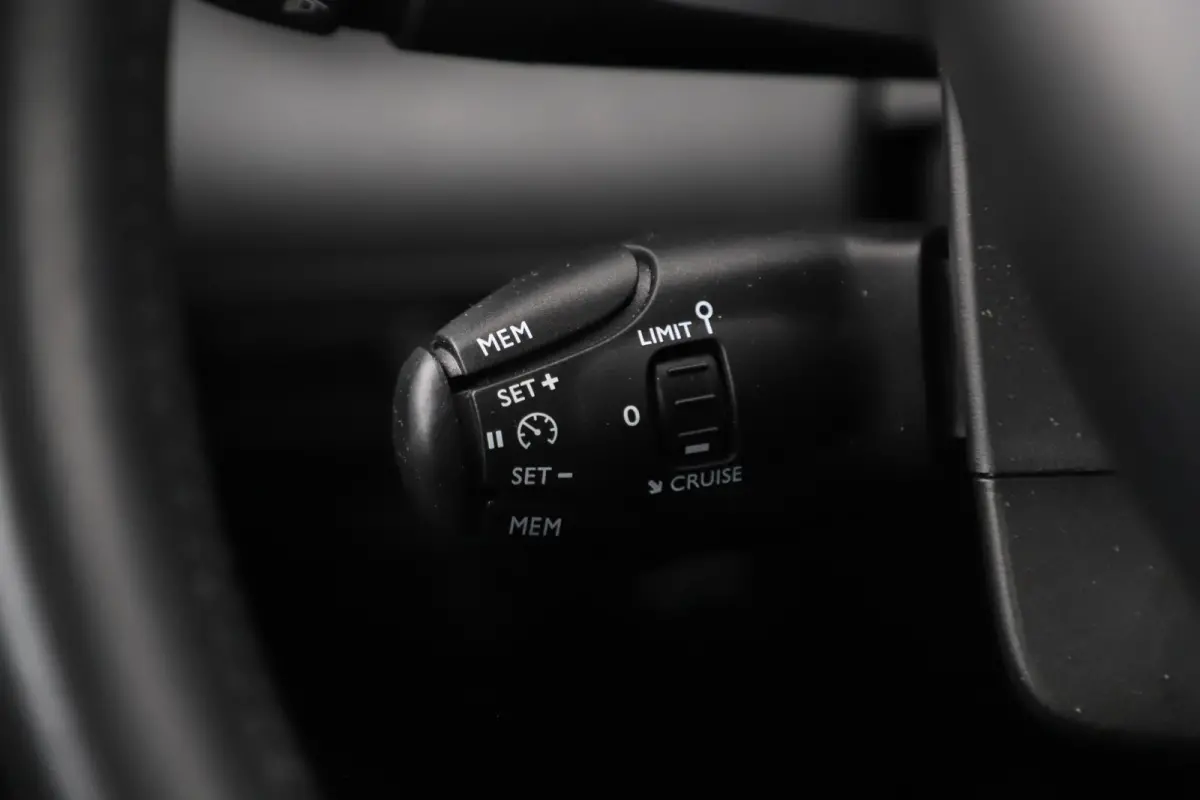 1.2 PureTech S&S Business NIEUWE DB RIEM! Navigatie Achteruitrijcamera Airco Head Up Display Cruise Carplay Android