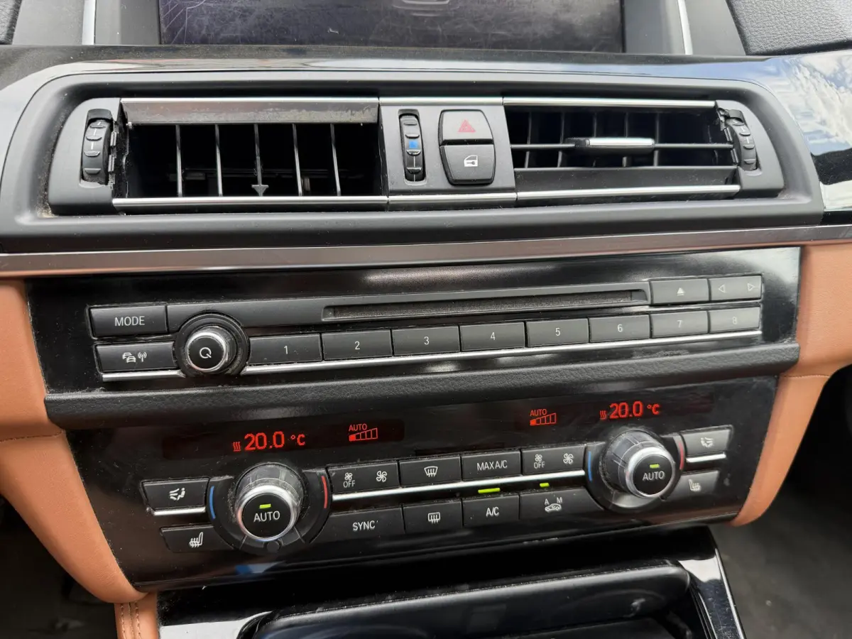 520d Individual Edition | Panoramadak | Navigatie | Lederen Bekleding | Climate Control | Stoelverwarming |