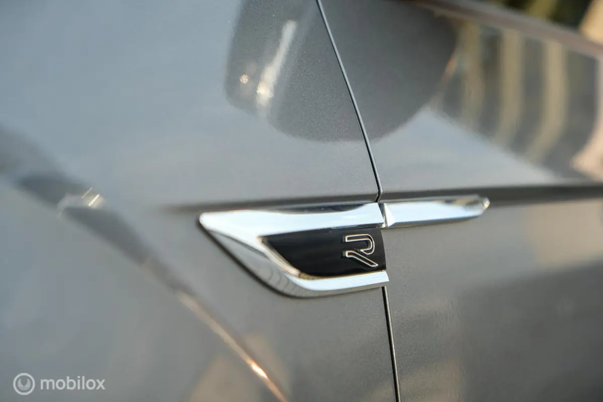 1.5 TSI R-Line | Pano | IQLed | 19 Inch | ACC | Keyless entry & Go | Trekhaak | Stoelverwarming | Virtual Dash
