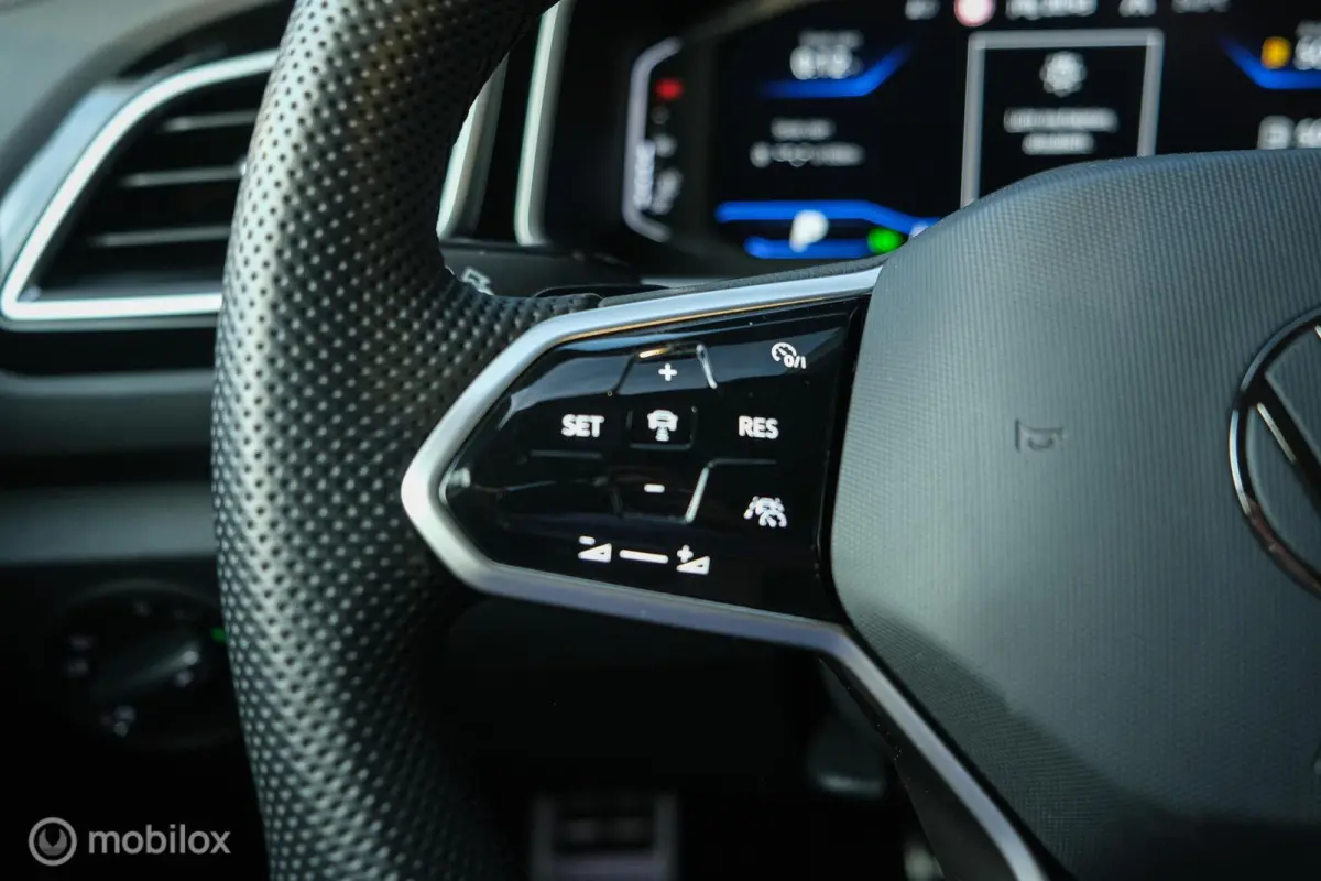 1.5 TSI R-Line | Pano | IQLed | 19 Inch | ACC | Keyless entry & Go | Trekhaak | Stoelverwarming | Virtual Dash
