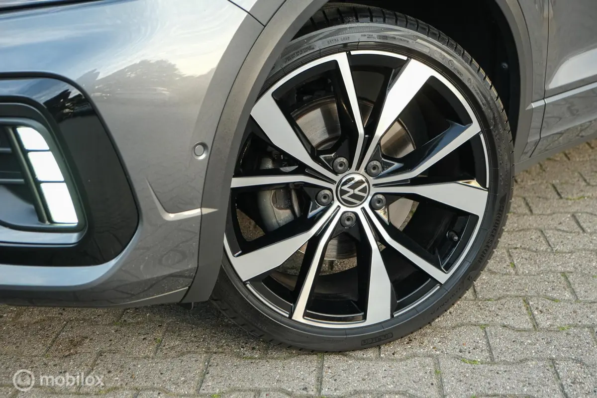 1.5 TSI R-Line | Pano | IQLed | 19 Inch | ACC | Keyless entry & Go | Trekhaak | Stoelverwarming | Virtual Dash