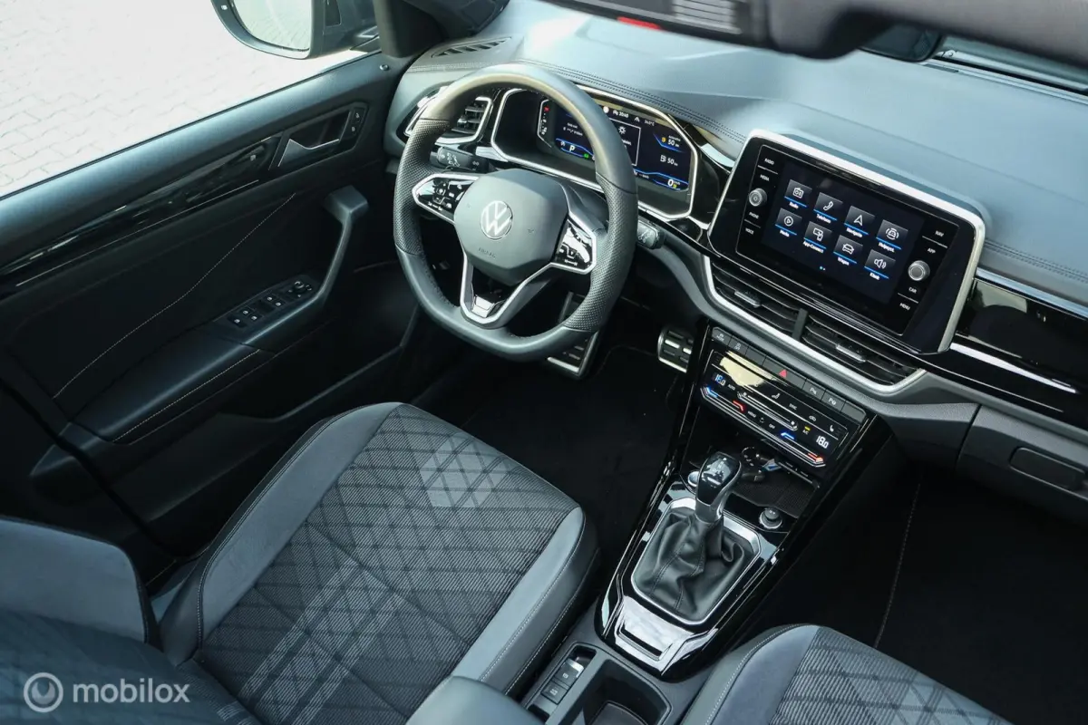 1.5 TSI R-Line | Pano | IQLed | 19 Inch | ACC | Keyless entry & Go | Trekhaak | Stoelverwarming | Virtual Dash