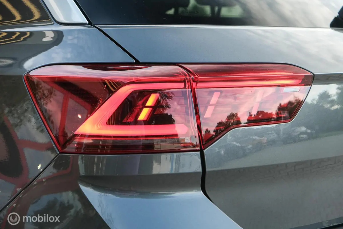 1.5 TSI R-Line | Pano | IQLed | 19 Inch | ACC | Keyless entry & Go | Trekhaak | Stoelverwarming | Virtual Dash