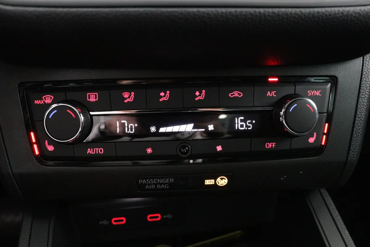 1.0 TSI FR Business Intense Plus | Open Dak | Virtual | LED | Navi | Cruise Adaptive | Stoelverwarming | Clima | Keyless | DAB | Parkeersensoren