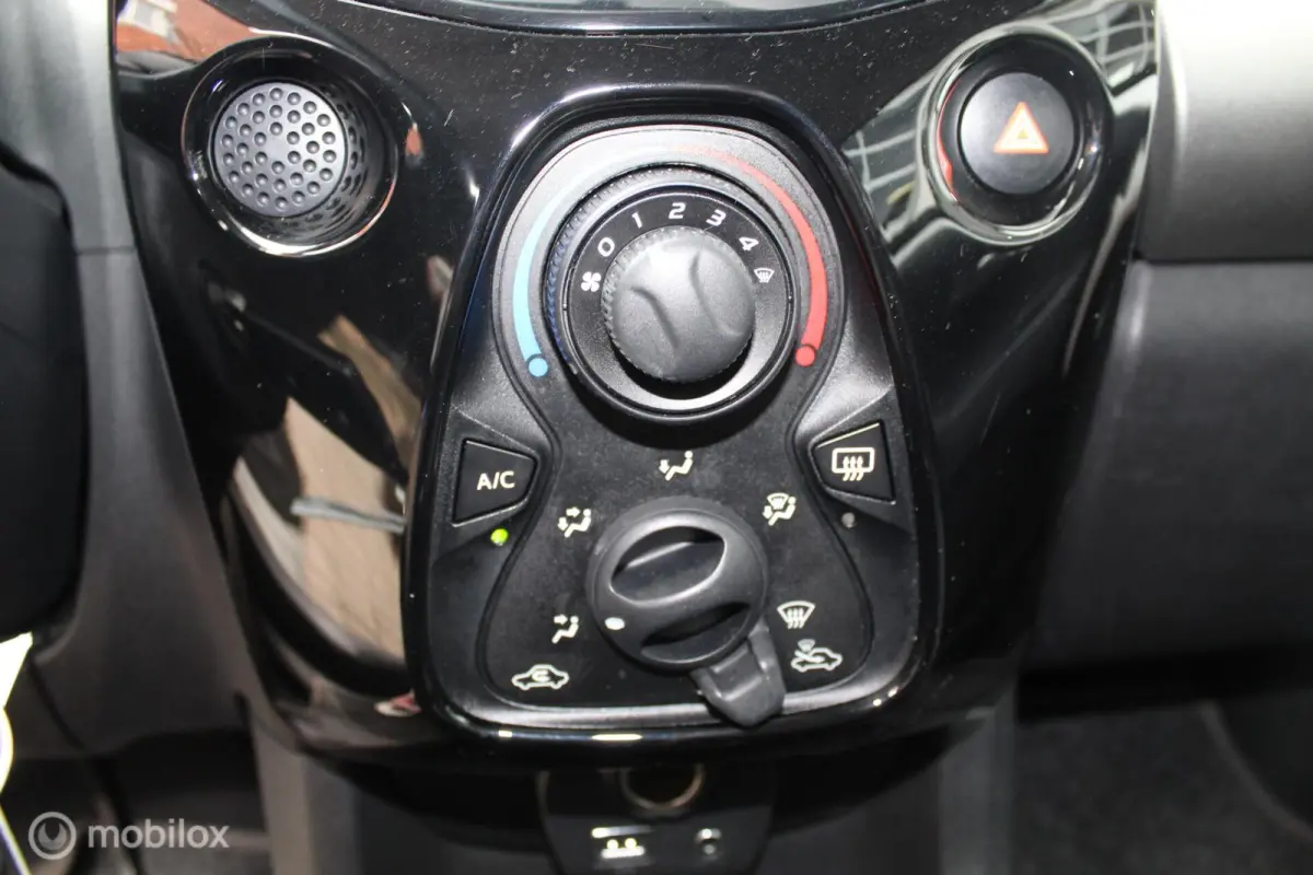 1.0-12V VTi 69PK *5-DEURS* *Nieuw Model* *Shine/Allure* *AUTOMAAT* *AIRCONDITIONING* *LEDVERLICHTING* *GROOT ORIGINEEL ENTERTAINMENTSCHERM* *ACHTERUITRIJCAMERA* *BLUETOOTH MEDIA INTERFACE/ST