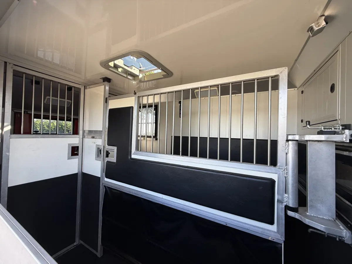 | HORSETRUCK | LR | STALLION 3XL | 2015 | HENGST | 130PK | 129.516KM | L3 | 3-SEAT | MANUEL | NO VAT  | BELGISCH KENTEKEN