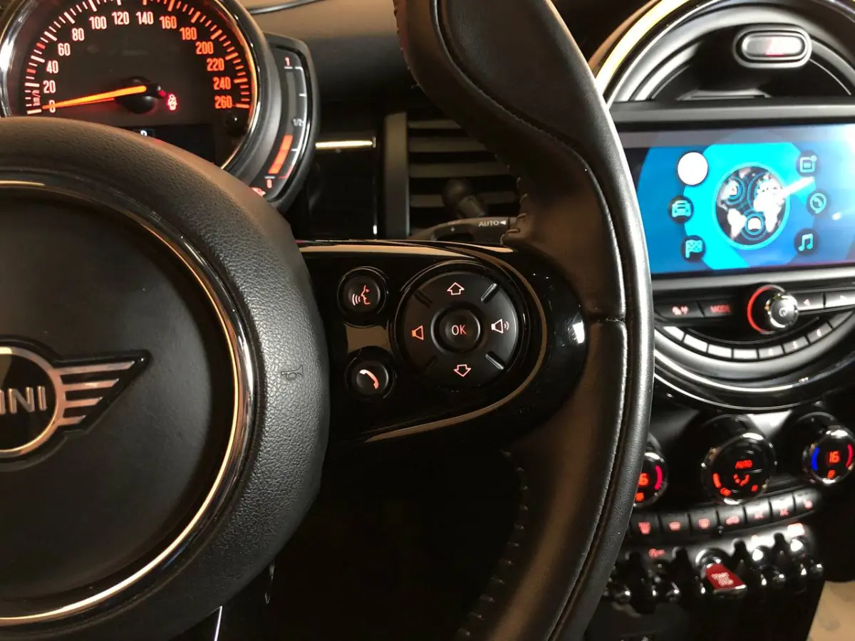 1.5 Cooper 60 Years Edition NL auto sportstoelen | leer | navi | led | harman kardon | pano dak | head up | dealer onderhouden