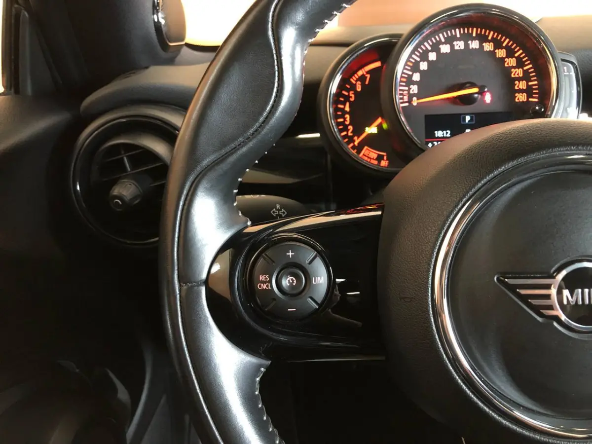 1.5 Cooper 60 Years Edition NL auto sportstoelen | leer | navi | led | harman kardon | pano dak | head up | dealer onderhouden