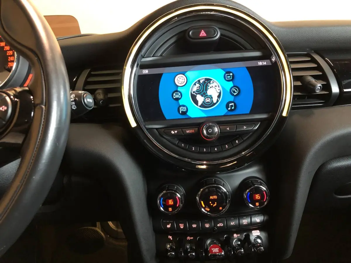 1.5 Cooper 60 Years Edition NL auto sportstoelen | leer | navi | led | harman kardon | pano dak | head up | dealer onderhouden
