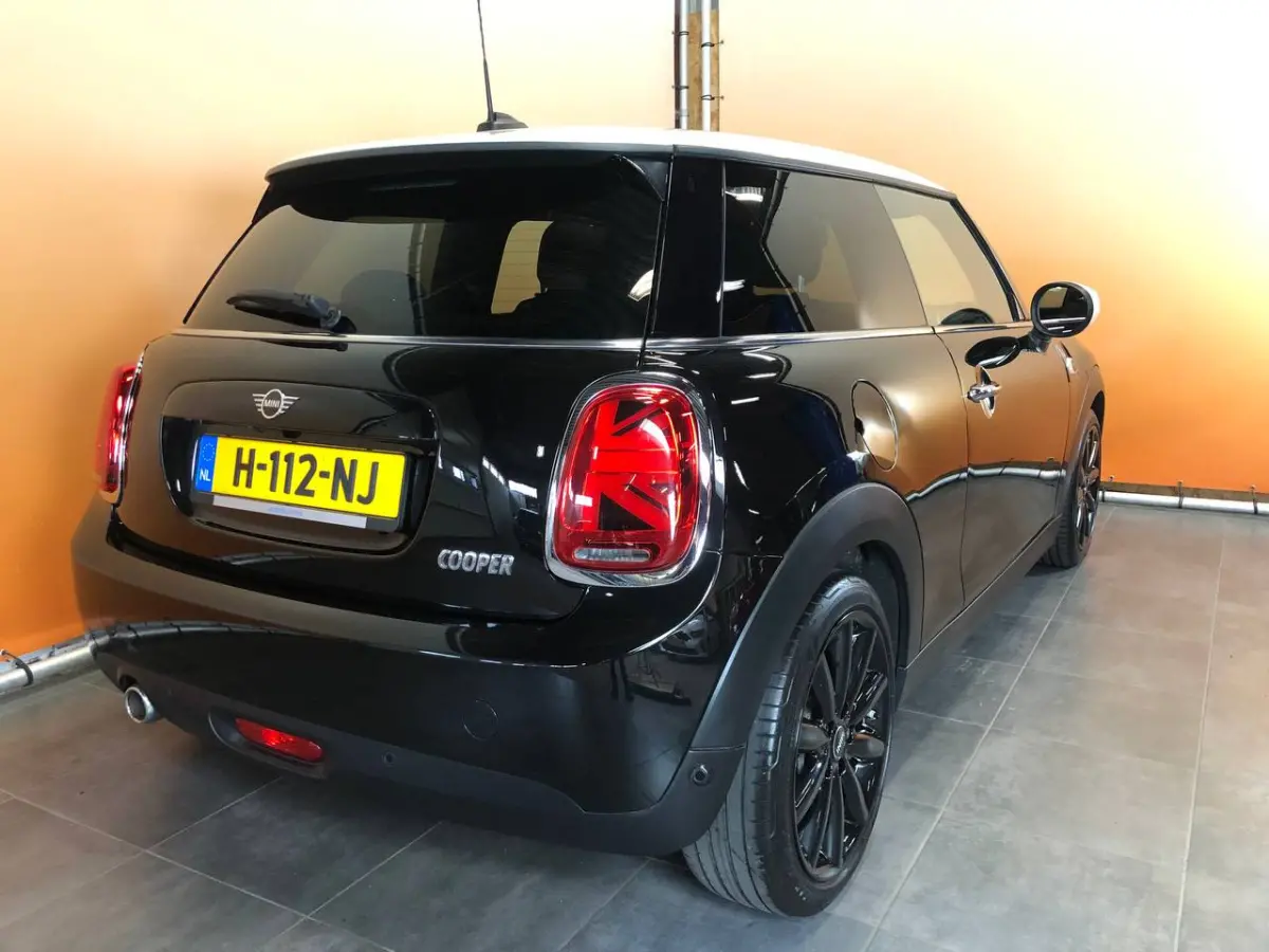 1.5 Cooper 60 Years Edition NL auto sportstoelen | leer | navi | led | harman kardon | pano dak | head up | dealer onderhouden
