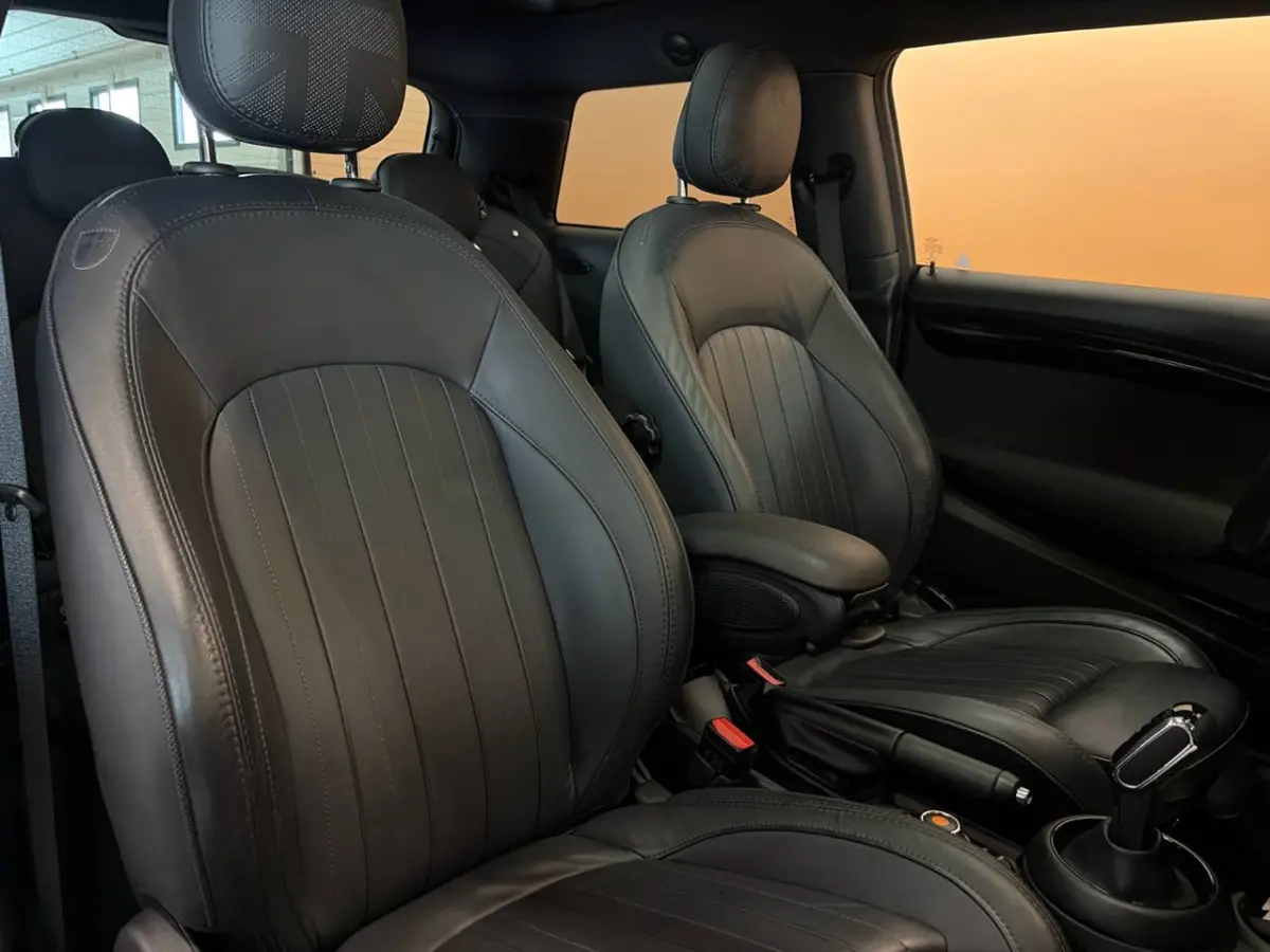 1.5 Cooper 60 Years Edition NL auto sportstoelen | leer | navi | led | harman kardon | pano dak | head up | dealer onderhouden