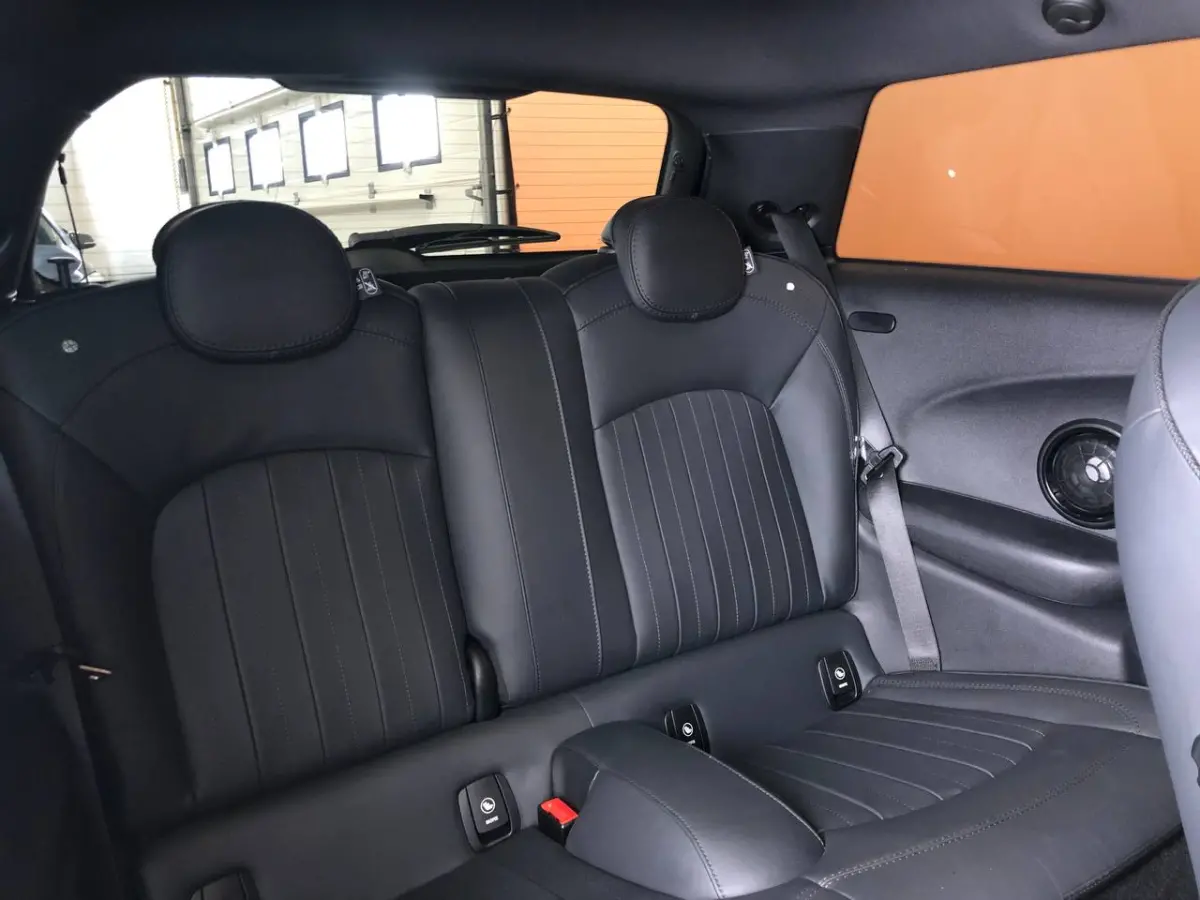 1.5 Cooper 60 Years Edition NL auto sportstoelen | leer | navi | led | harman kardon | pano dak | head up | dealer onderhouden