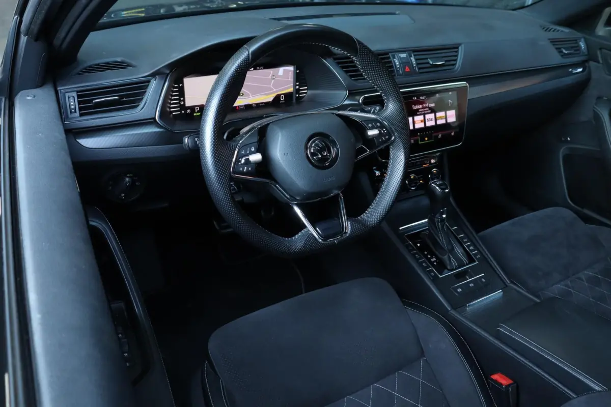 iV / 218 PK / DSG / Vol Opties! / Sportline / Black Edition / Virtual Cockpit / CANTON / 360 Camera / ACC / Trekhaak / 19"!
