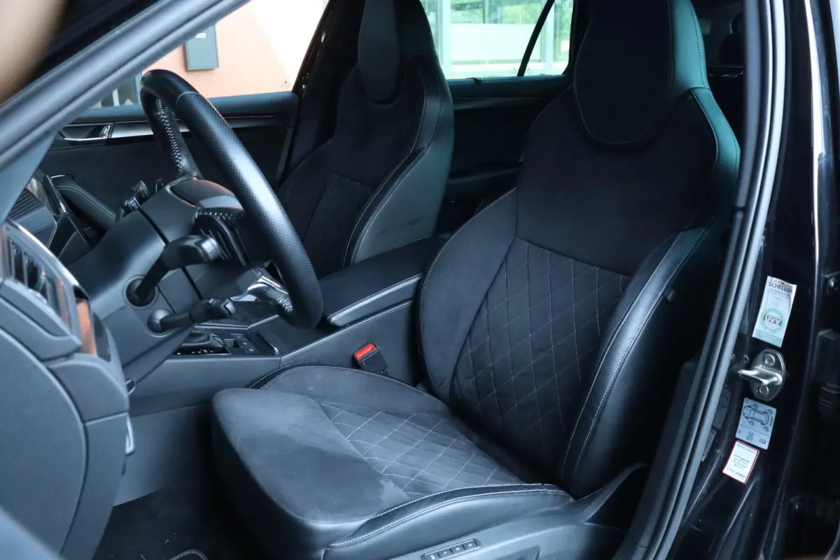 iV / 218 PK / DSG / Vol Opties! / Sportline / Black Edition / Virtual Cockpit / CANTON / 360 Camera / ACC / Trekhaak / 19"!