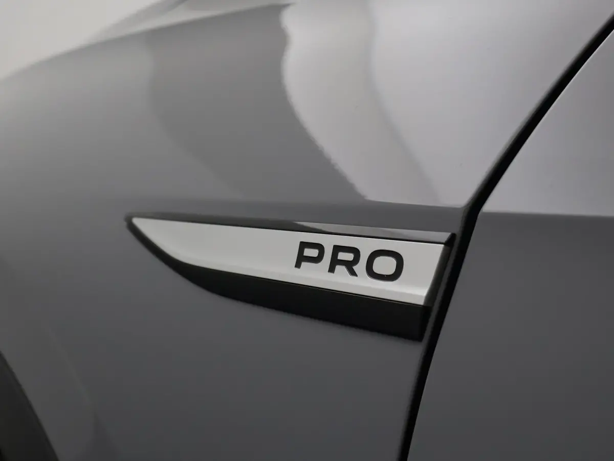 PRO 77 kWh 204 PK MOONSTONE GREY + CAMERA | ADAPTIVE CRUISE | SFEER | STOELVERWARMING