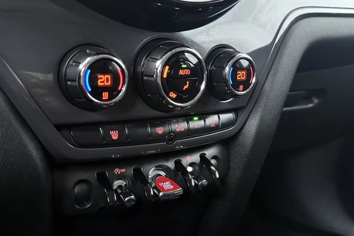 1.5 One Essential (NAVIGATIE, CARPLAY, PDC, LED, STUURBEDIENING, 1e EIGENAAR, DEALER ONDERHOUDEN)