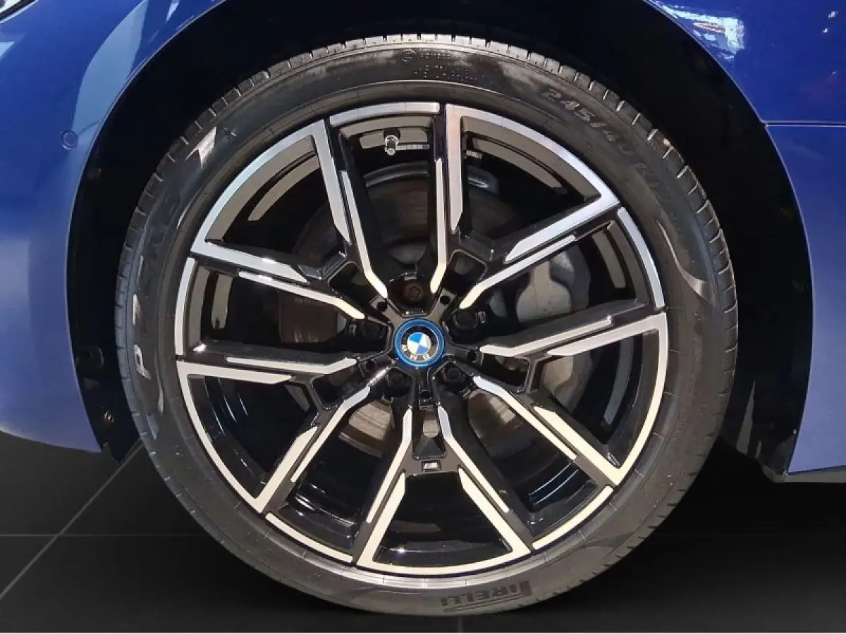 eDrive35 70 kWh M-SPORT ** LED, DR. ASS+, TREKH, H&K SOUND, 19-inch LMV ** 1e EIG - UNFALLFREI ** ** INFORMEER OOK NAAR ONZE AANTREKKELIJKE FINANCIAL-LEASE TARIEVEN **