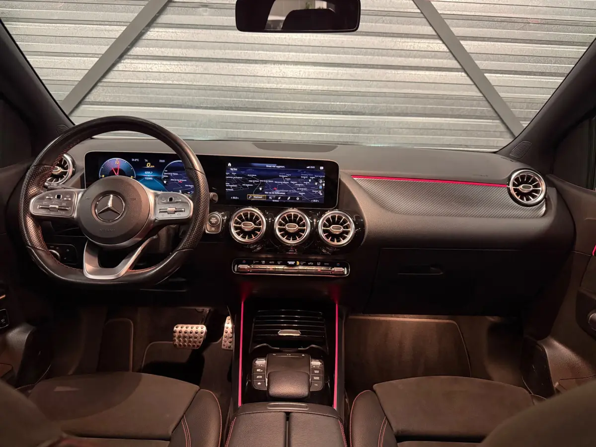 180 Business Solution AMG WIDESCREEN/LED/NAVI/SFEERV/CAMERA/CARPLAY/DYNAMIC/12-MND-GARANTIE
