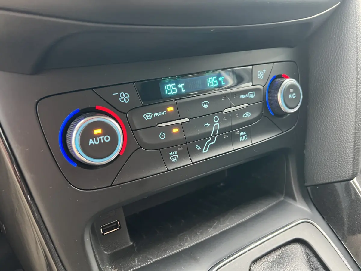 1.5 150pk Titanium Automaat | 1e eigenaar | Voorruitverwarming | Carplay | Climate controle| Cruise controle | Keyless entry | Parkeersensoren voor en achter | Dealer onderhouden