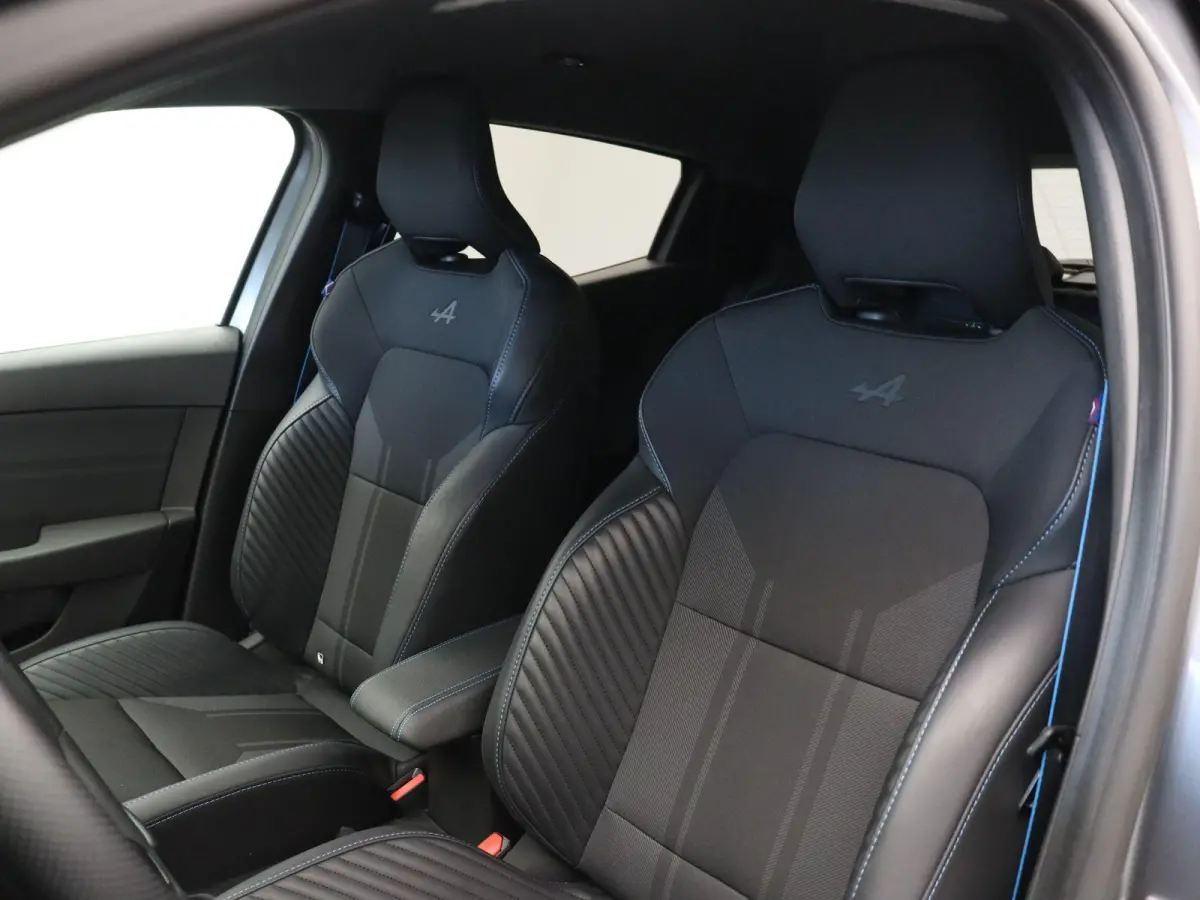 1.6 E-Tech Full Hybrid 145 esprit Alpine Stoelverwarming | Sportstoelen | Climate control | Dode hoek detectie | Parkeersensoren voor en achter |