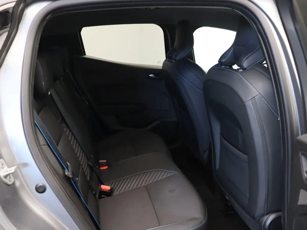 1.6 E-Tech Full Hybrid 145 esprit Alpine Stoelverwarming | Sportstoelen | Climate control | Dode hoek detectie | Parkeersensoren voor en achter |