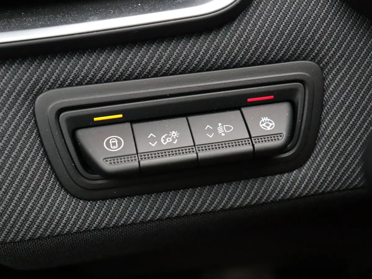 1.6 E-Tech Full Hybrid 145 esprit Alpine Stoelverwarming | Sportstoelen | Climate control | Dode hoek detectie | Parkeersensoren voor en achter |
